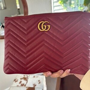GUCCI
GG Marmont quilted leather pouch only used once. Pristine condition.